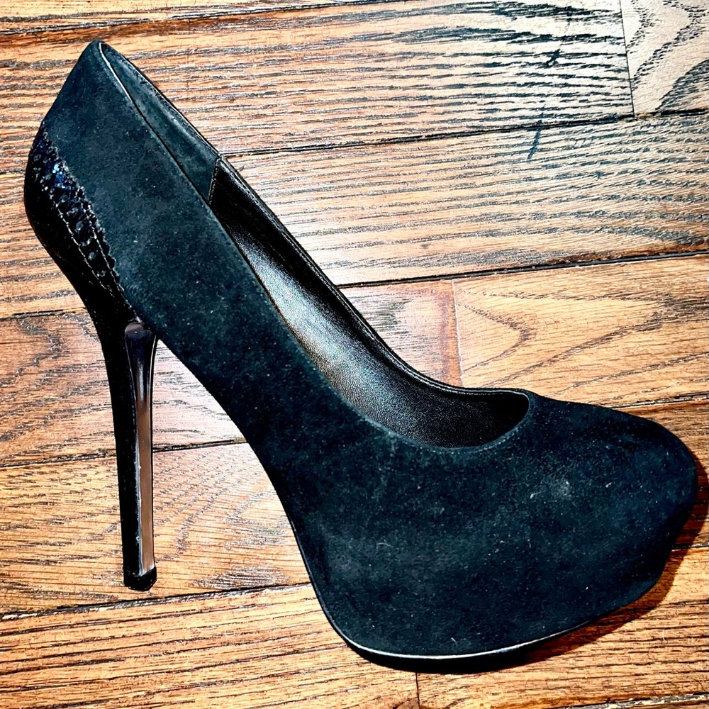 Beautiful Black Heels with Lace-Like Design In Leather on the Heel